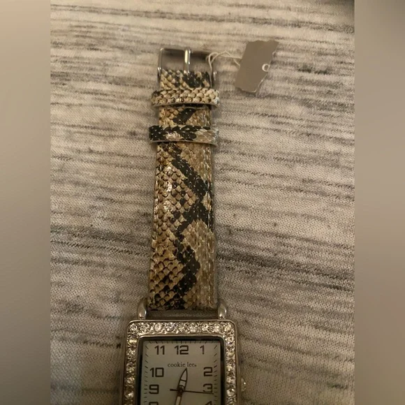 Cookie Lee Quartz Crystal Bezel Ladies Watch. - Picture 2 of 7